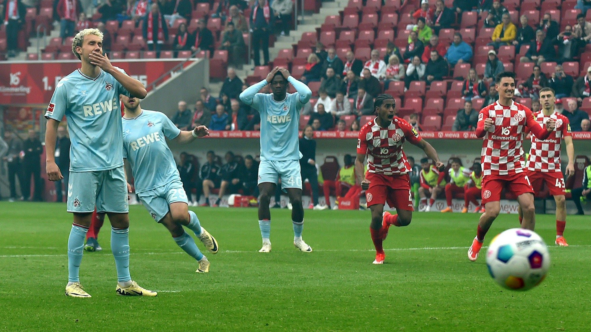 Luca Waldschmidt (1. FC Köln) reagiert enttäuscht nach dem verschossenen Elfmeter in Mainz.