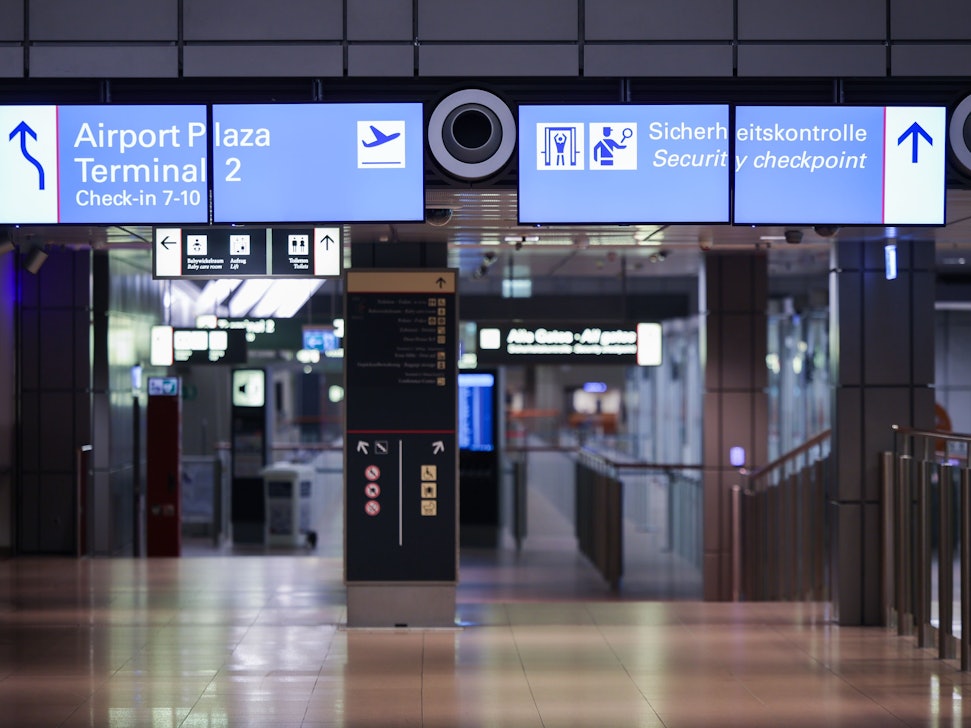 Der Durchgang zur geschlossenen Sicherheitskontrolle im Flughafen Hamburg, hier im Februar 2024. (Symbolbild)