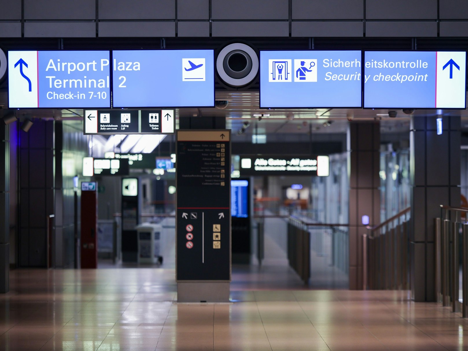 Der Durchgang zur geschlossenen Sicherheitskontrolle im Flughafen Hamburg, hier im Februar 2024. (Symbolbild)
