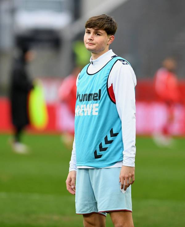 Jaka Cuber Potocnik beim Aufwärmen vor dem Testspiel des 1. FC Köln bei Rot-Weiss Essen.
