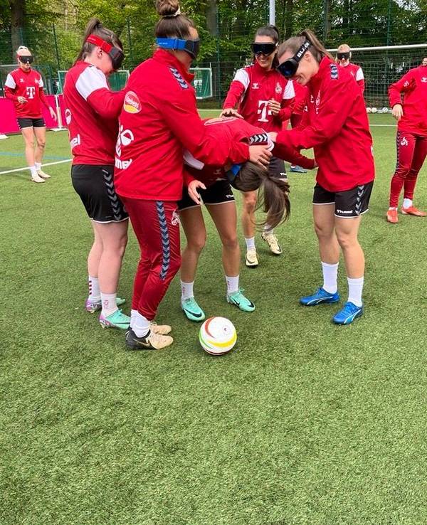 Die FC-Frauen beim Blindenfußball.