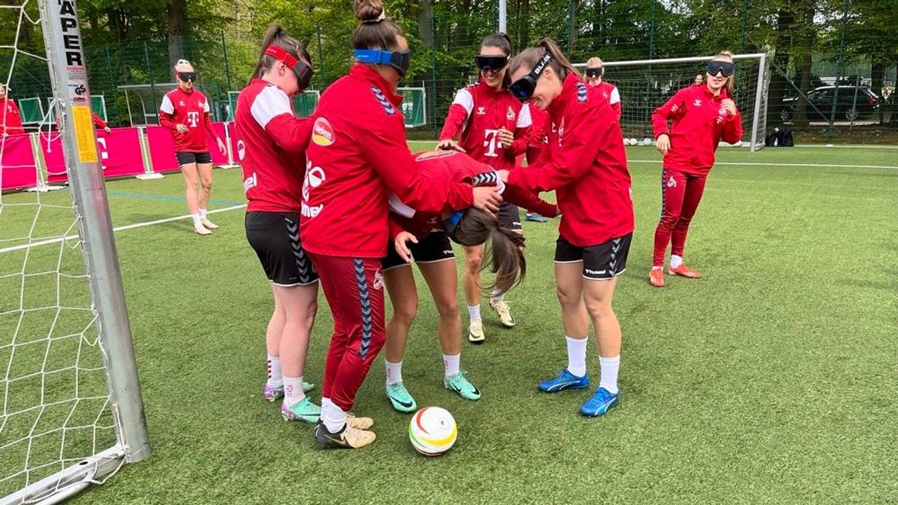 Die FC-Frauen beim Blindenfußball.