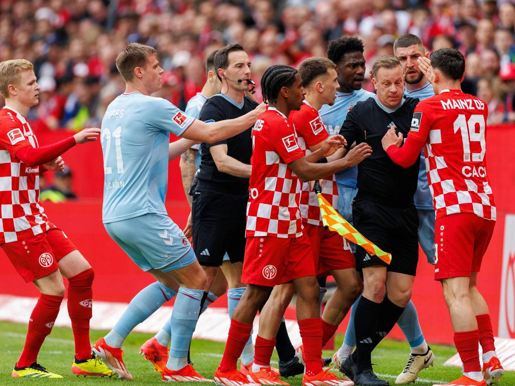 Emotionen kochen hoch, es kommt zum Gerangel und Rudelbildung beim Spiel zwischen Mainz und Köln.