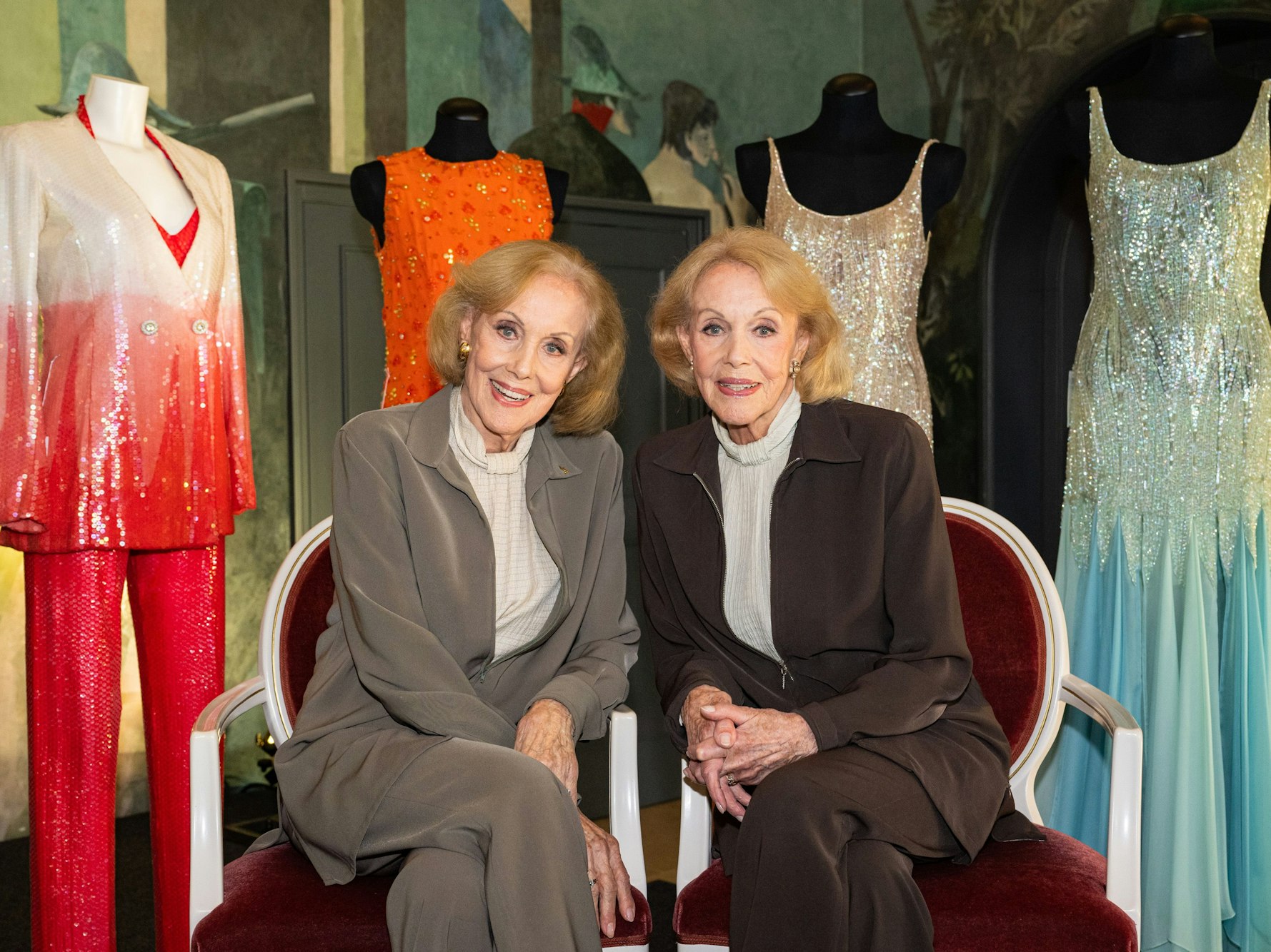 Die Kessler-Zwillinge, Alice (l.) und Ellen Kessler, posieren bei einem exklusiven Fototermin nach der Auftaktveranstaltung zu einer Online-Versteigerung ihrer Bühnenoutfits im Gärtnerplatztheater.