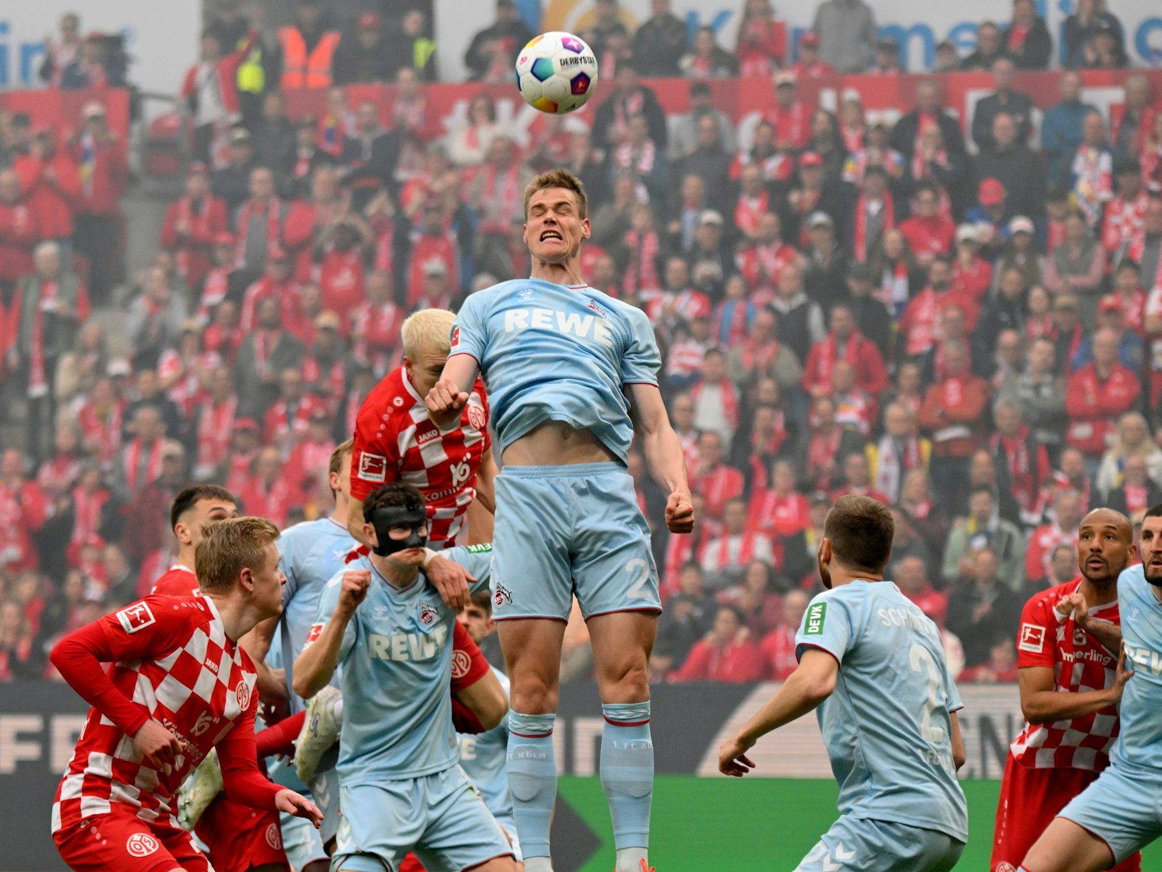 Steffen Tigges (1. FC Köln) steigt zum Kopfball hoch.