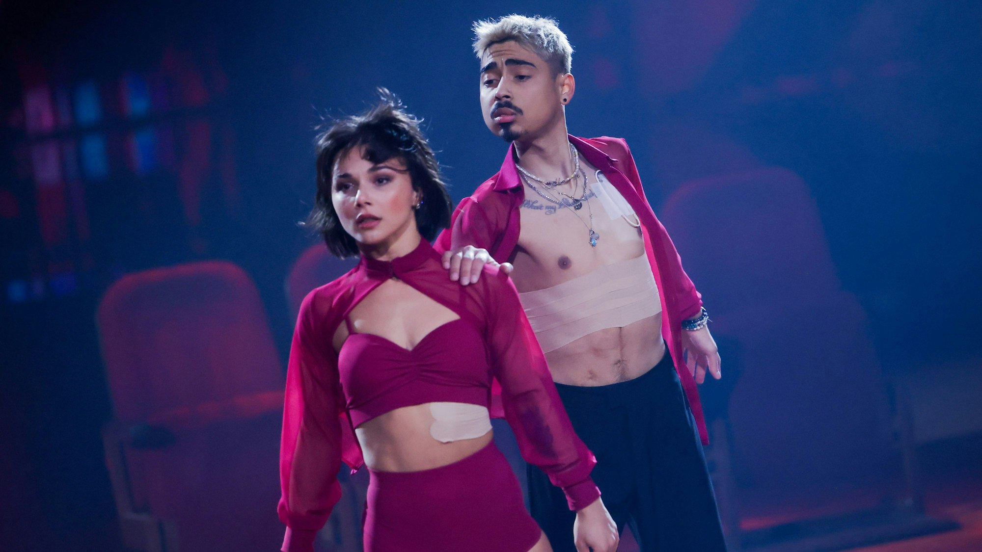 Tony Bauer und Anastasia Stan tanzen.