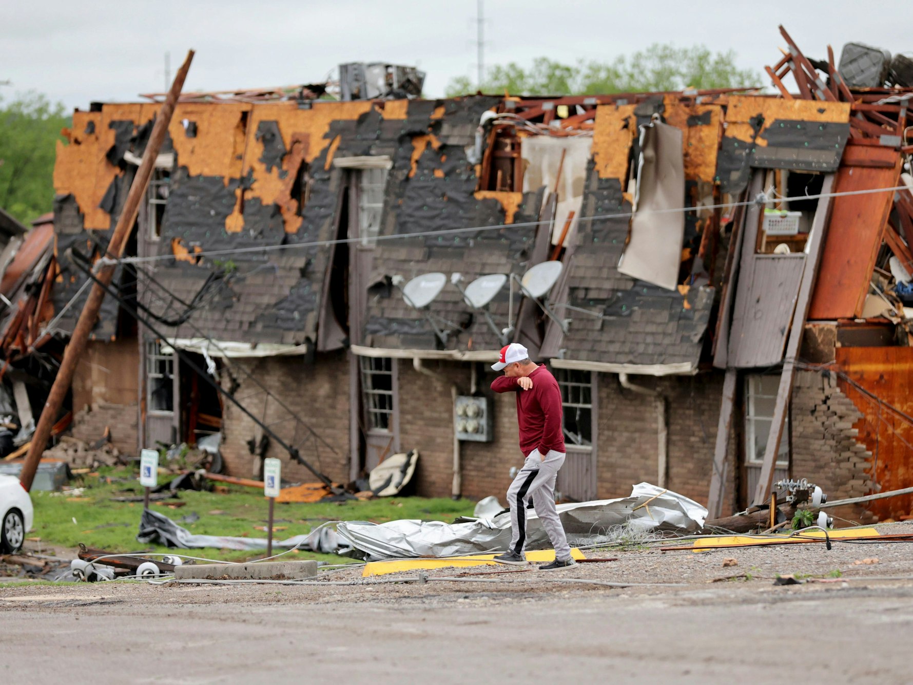 Dutzende Wirbelstürme haben Orte in mehreren US-Bundesstaaten verwüstet. Besonders hart getroffen wurde am Samstag die Kleinstadt Sulphur im Süden von Oklahoma. Ein Mann geht an Tornadoschäden vorbei, nachdem in der Nacht zuvor schwere Stürme das Gebiet heimgesucht hatten.