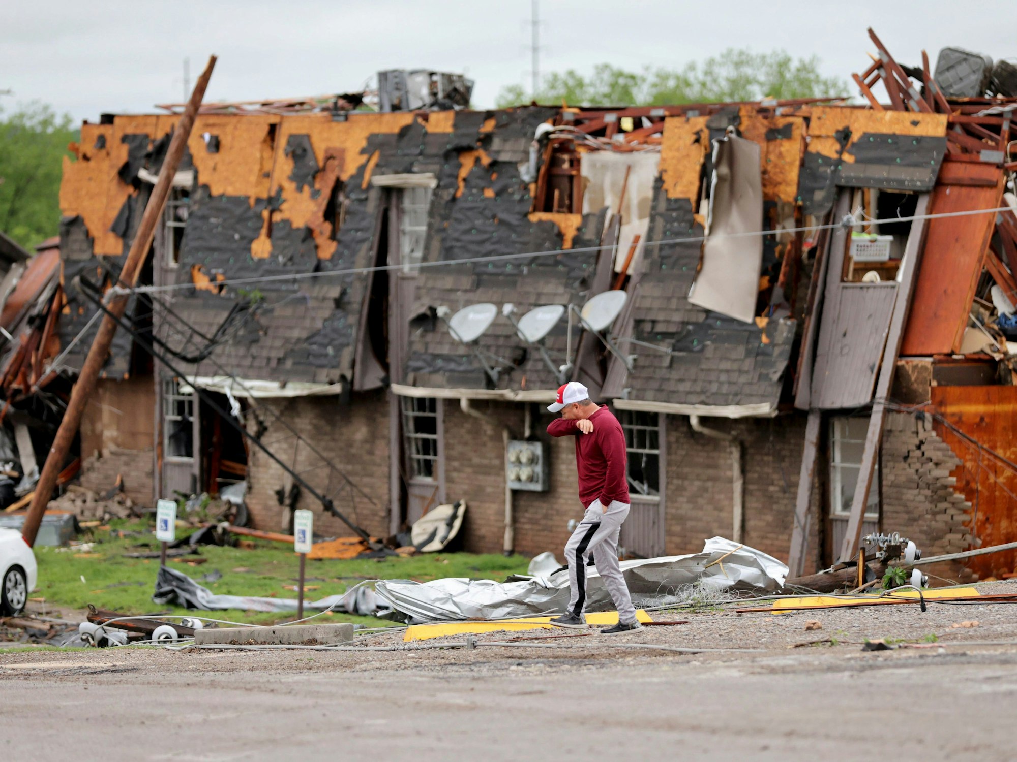 Dutzende Wirbelstürme haben Orte in mehreren US-Bundesstaaten verwüstet. Besonders hart getroffen wurde am Samstag die Kleinstadt Sulphur im Süden von Oklahoma. Ein Mann geht an Tornadoschäden vorbei, nachdem in der Nacht zuvor schwere Stürme das Gebiet heimgesucht hatten.