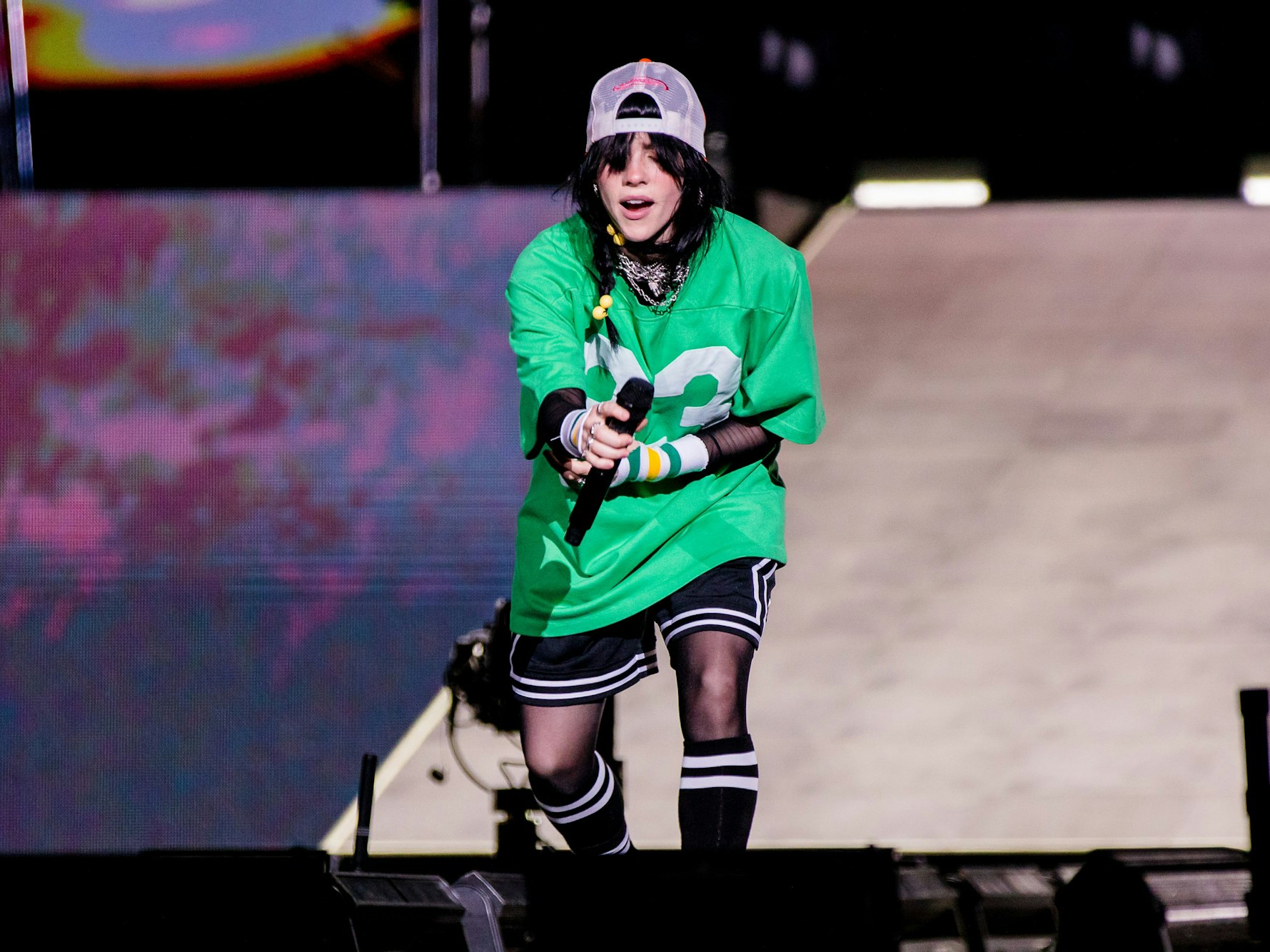 Billie Eilish steht bei einem Konzert in Brasilien auf der Bühne.