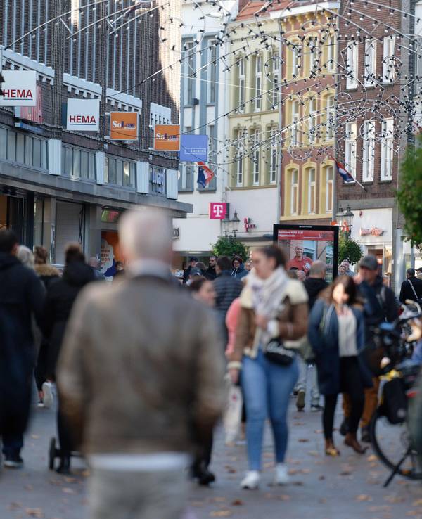 Gut besucht, aber nicht überfüllt ist die Fußgängerzone in Venlo. Die niederländischen Grenzstädte rechnen an Allerheiligen mit zahlreichen Besuchern aus Nordrhein-Westfalen. +++ dpa-Bildfunk +++