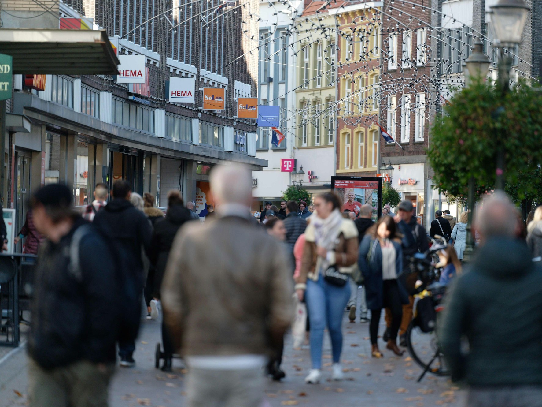 Gut besucht, aber nicht überfüllt ist die Fußgängerzone in Venlo. Die niederländischen Grenzstädte rechnen an Allerheiligen mit zahlreichen Besuchern aus Nordrhein-Westfalen. +++ dpa-Bildfunk +++