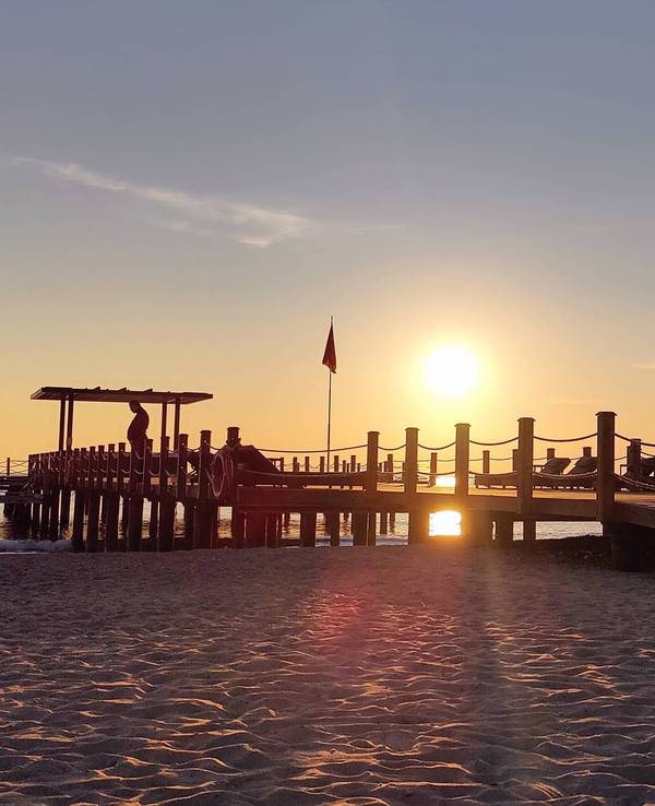 Blick auf den Strand vom Hotel Voyage Belek Golf & Spa, das zum besten All-inclusive Hotel in ganz Europa gekürt wurde. Im Januar 2023 fand hier auch ein Fußball-Trainingslager von SpVgg Greuther Fürth statt.