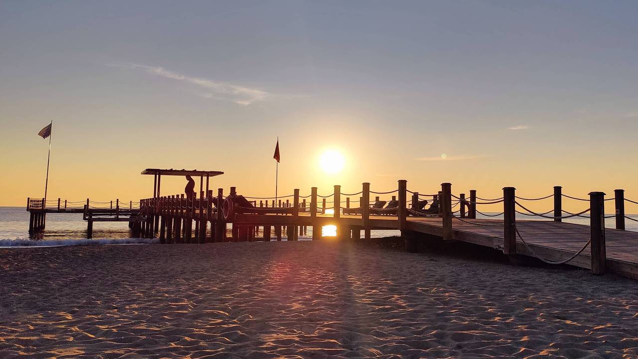 Blick auf den Strand vom Hotel Voyage Belek Golf & Spa, das zum besten All-inclusive Hotel in ganz Europa gekürt wurde. Im Januar 2023 fand hier auch ein Fußball-Trainingslager von SpVgg Greuther Fürth statt.