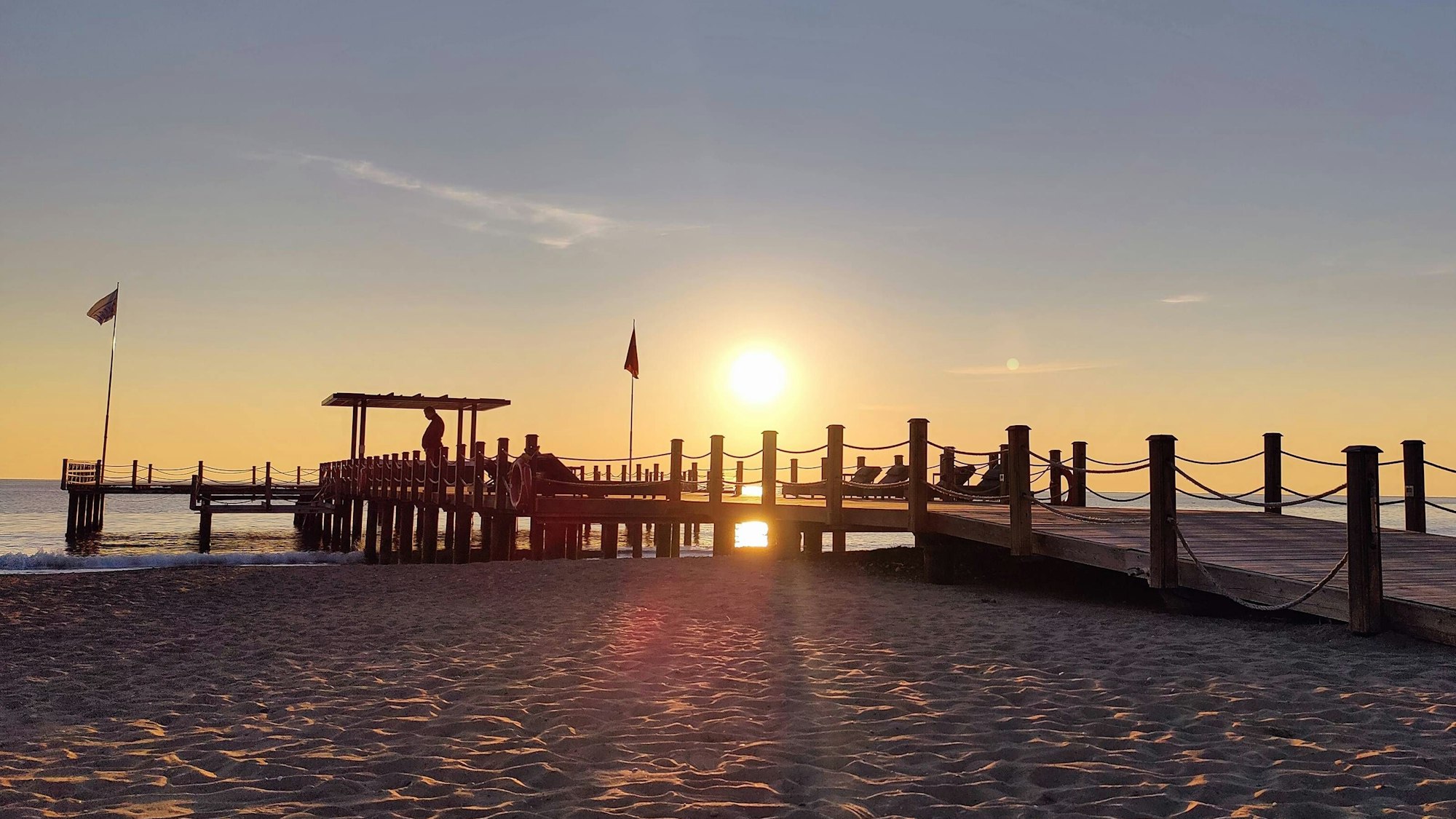Blick auf den Strand vom Hotel Voyage Belek Golf & Spa, das zum besten All-inclusive Hotel in ganz Europa gekürt wurde. Im Januar 2023 fand hier auch ein Fußball-Trainingslager von SpVgg Greuther Fürth statt.