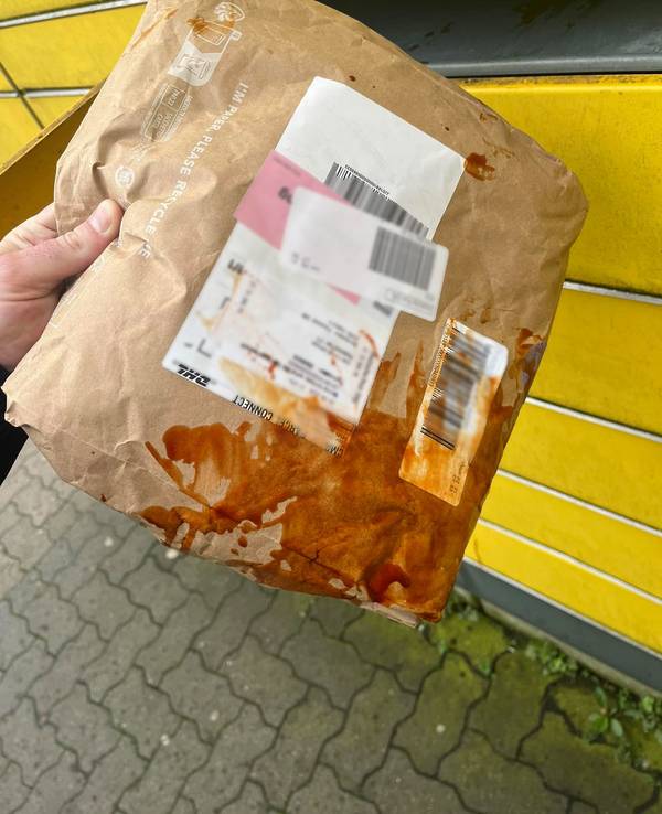 Ein DHL-Kunde hat ein Foto von seinem völlig verdreckten Paket gepostet, das er aus einer Packstation geholt hat.