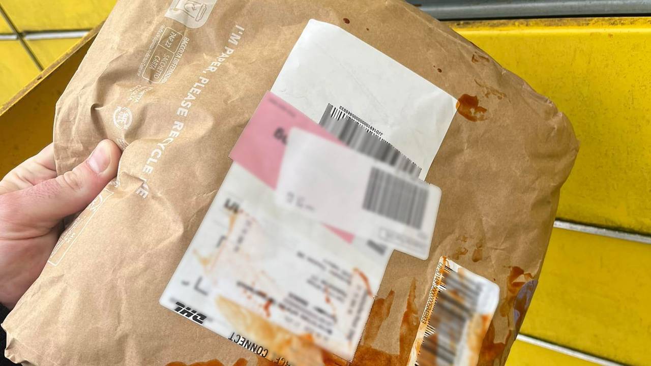 Ein DHL-Kunde hat ein Foto von seinem völlig verdreckten Paket gepostet, das er aus einer Packstation geholt hat.