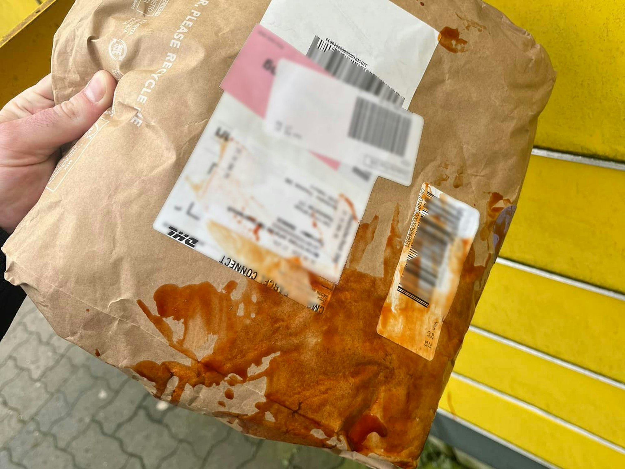 Ein DHL-Kunde hat ein Foto von seinem völlig verdreckten Paket gepostet, das er aus einer Packstation geholt hat.