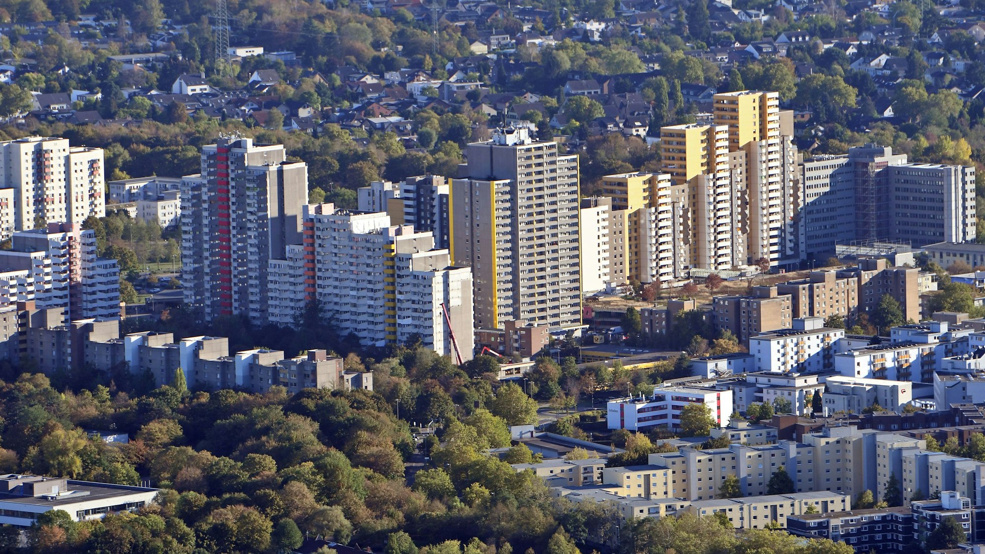 Blick aus der Luft auf die Hochhäuser in Köln-Chorweiler.