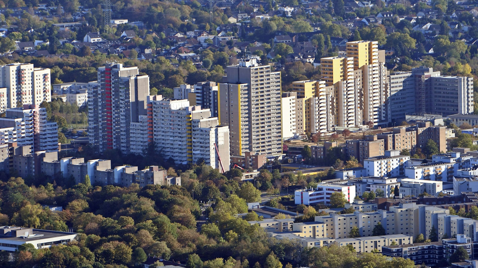 Blick aus der Luft auf die Hochhäuser in Köln-Chorweiler.