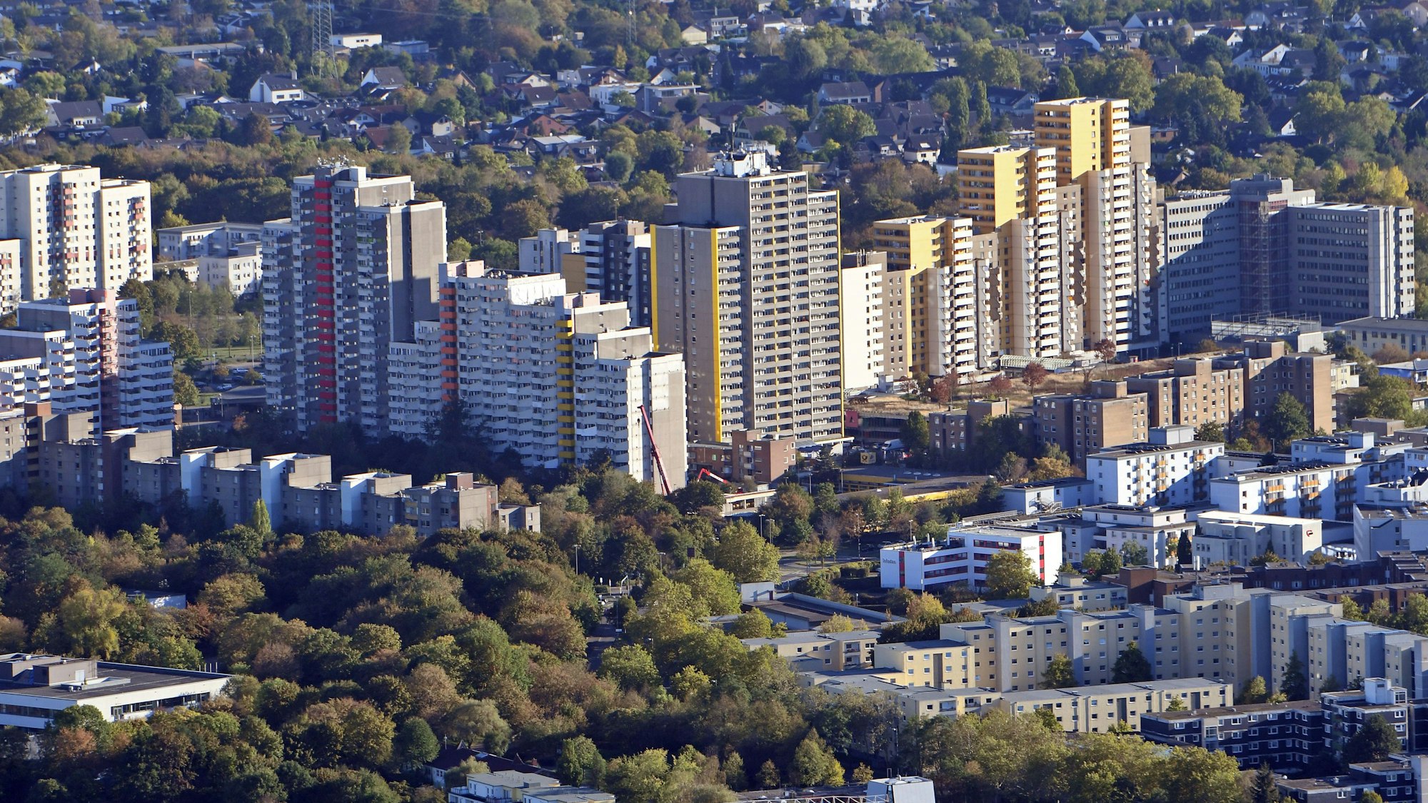 Blick aus der Luft auf die Hochhäuser in Köln-Chorweiler.
