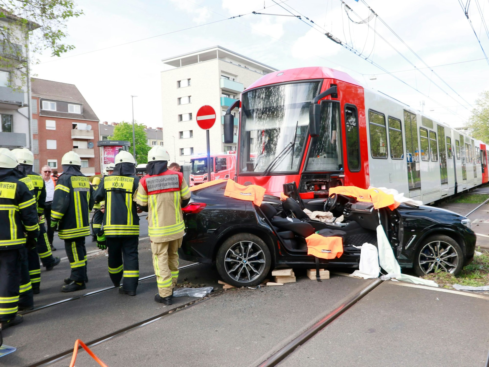 Unfall zwischen BMW und einer Bahn der KVB in Mülheim.