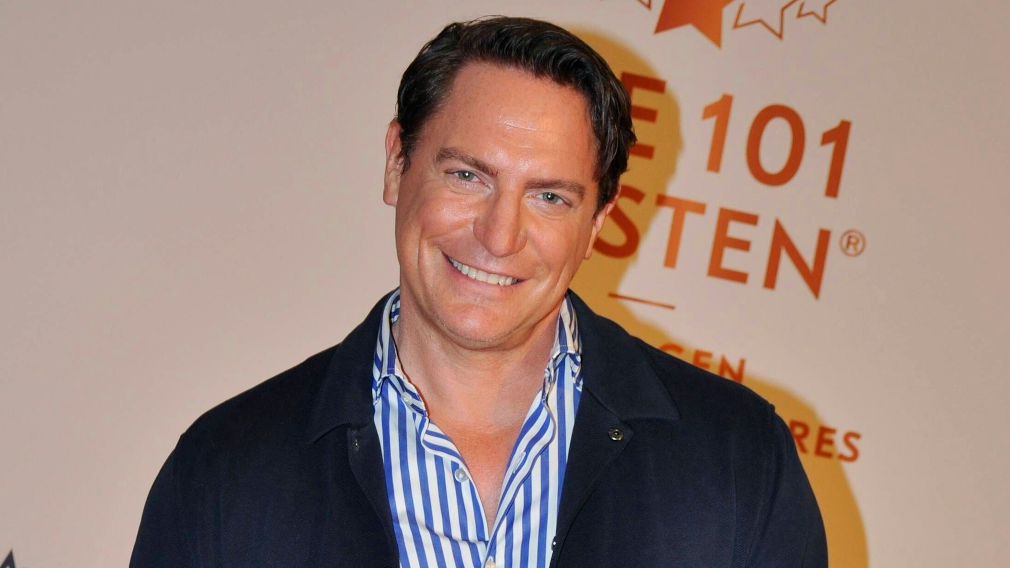 Benjamin Bieneck lächelt in die Kamera.