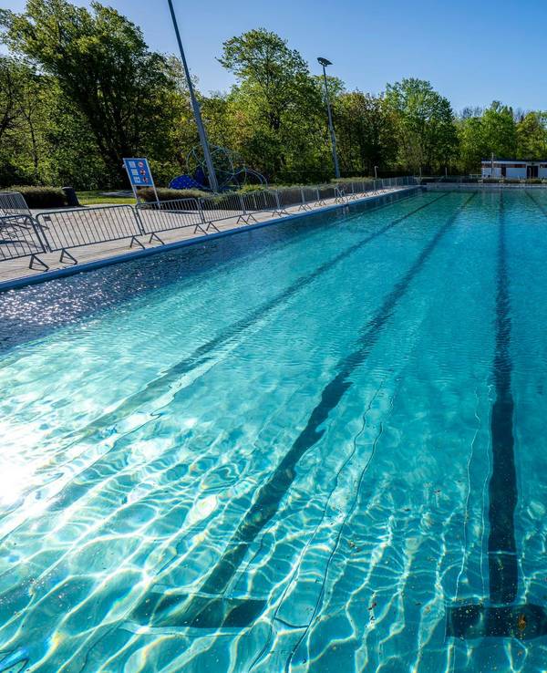 Das Schwimmerbecken im Erfurter Nordbad wird während der Saisonvorbereitungen gefüllt.