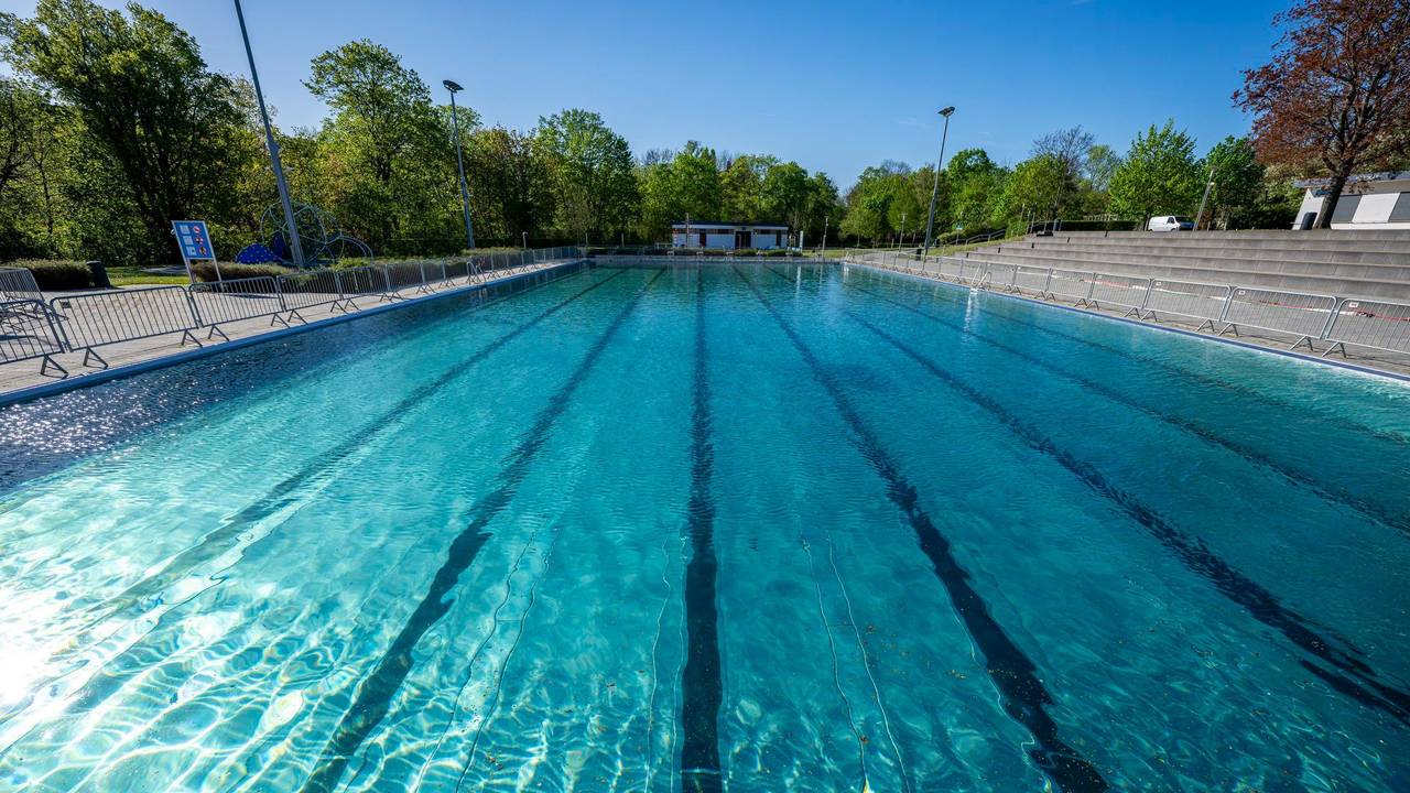 Das Schwimmerbecken im Erfurter Nordbad wird während der Saisonvorbereitungen gefüllt.