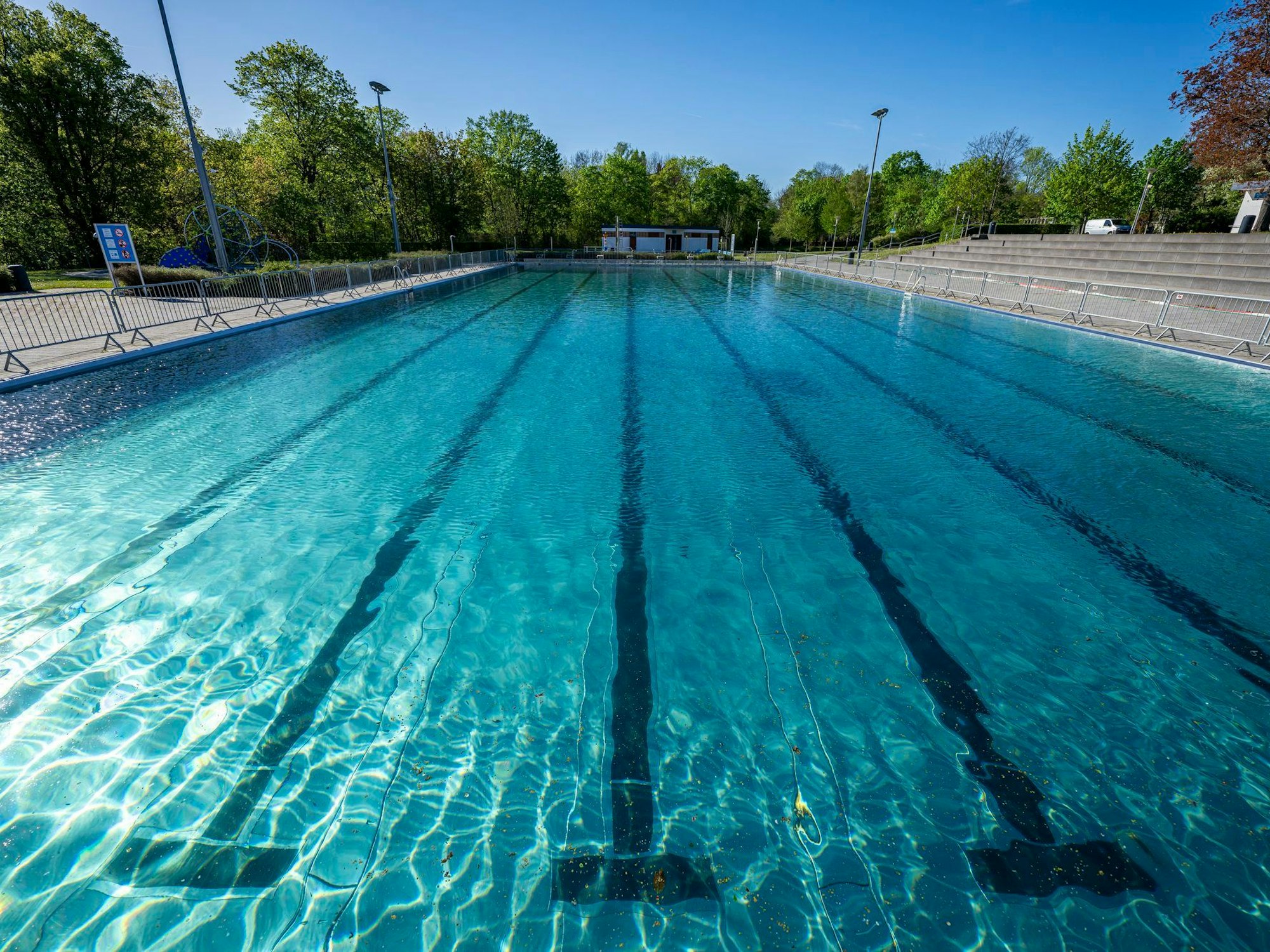 Das Schwimmerbecken im Erfurter Nordbad wird während der Saisonvorbereitungen gefüllt.