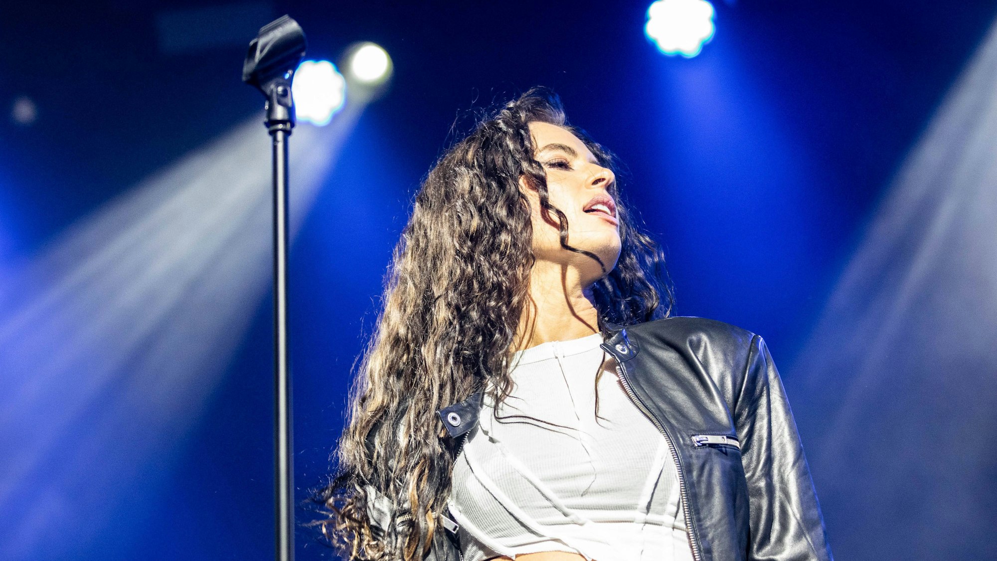 Sängerin Fletcher steht bei einem Konzert auf der Bühne.