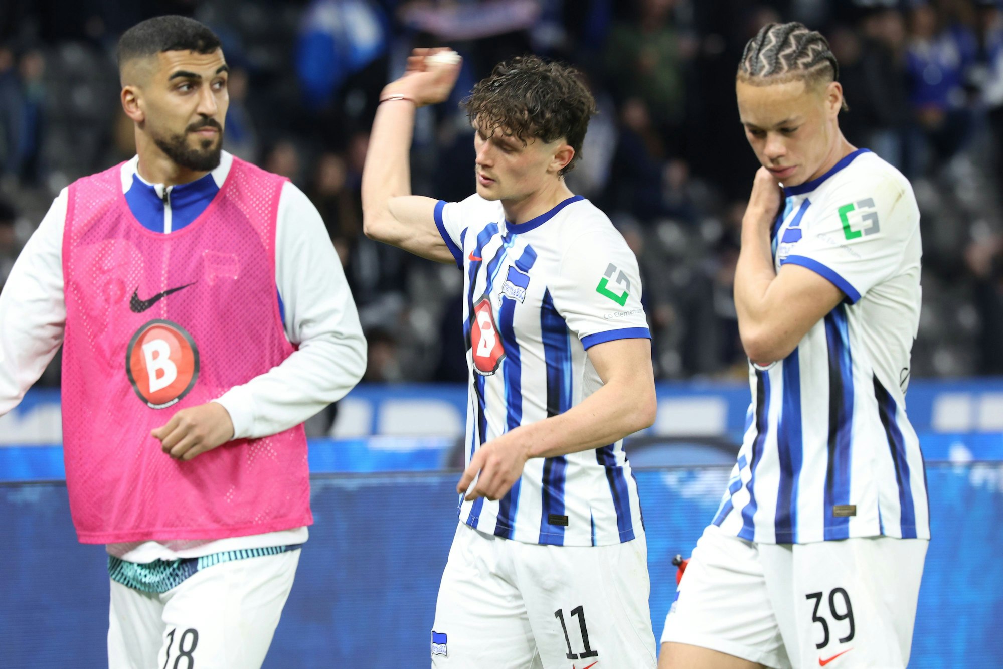 Aymen Barkok, Fabian Reese und Derry Scherhant (v.li.) sind enttäuscht nach dem Unentschieden gegen Hannover 96.