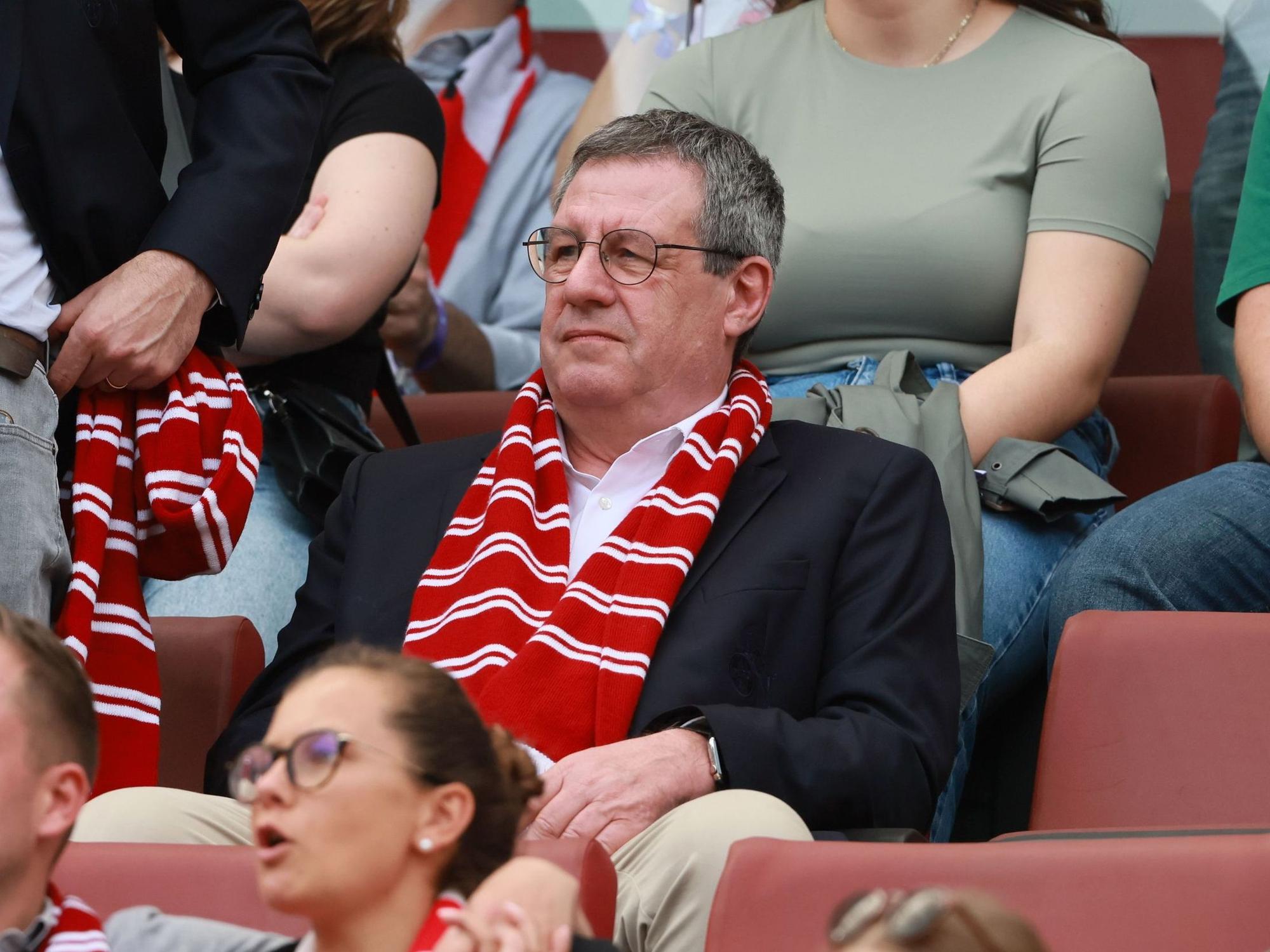 FC-Präsident Werner Wolf sitzt beim FC-Heimspiel gegen den VfL Bochum im Rhein-Energie-Stadion auf der Tribüne.