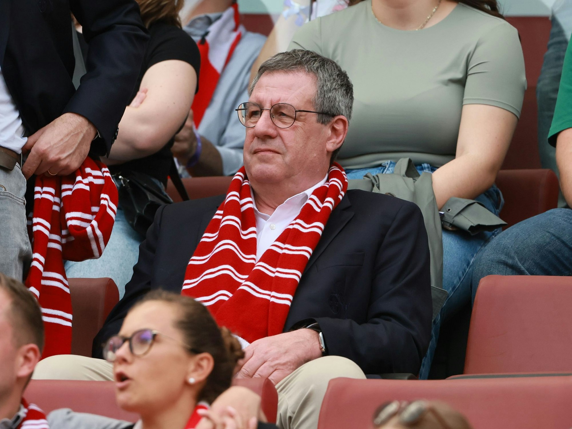 FC-Präsident Werner Wolf sitzt beim FC-Heimspiel gegen den VfL Bochum im Rhein-Energie-Stadion auf der Tribüne.