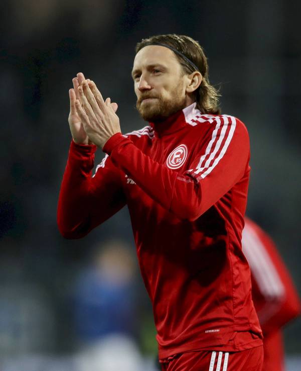 Adam Bodzek applaudiert.