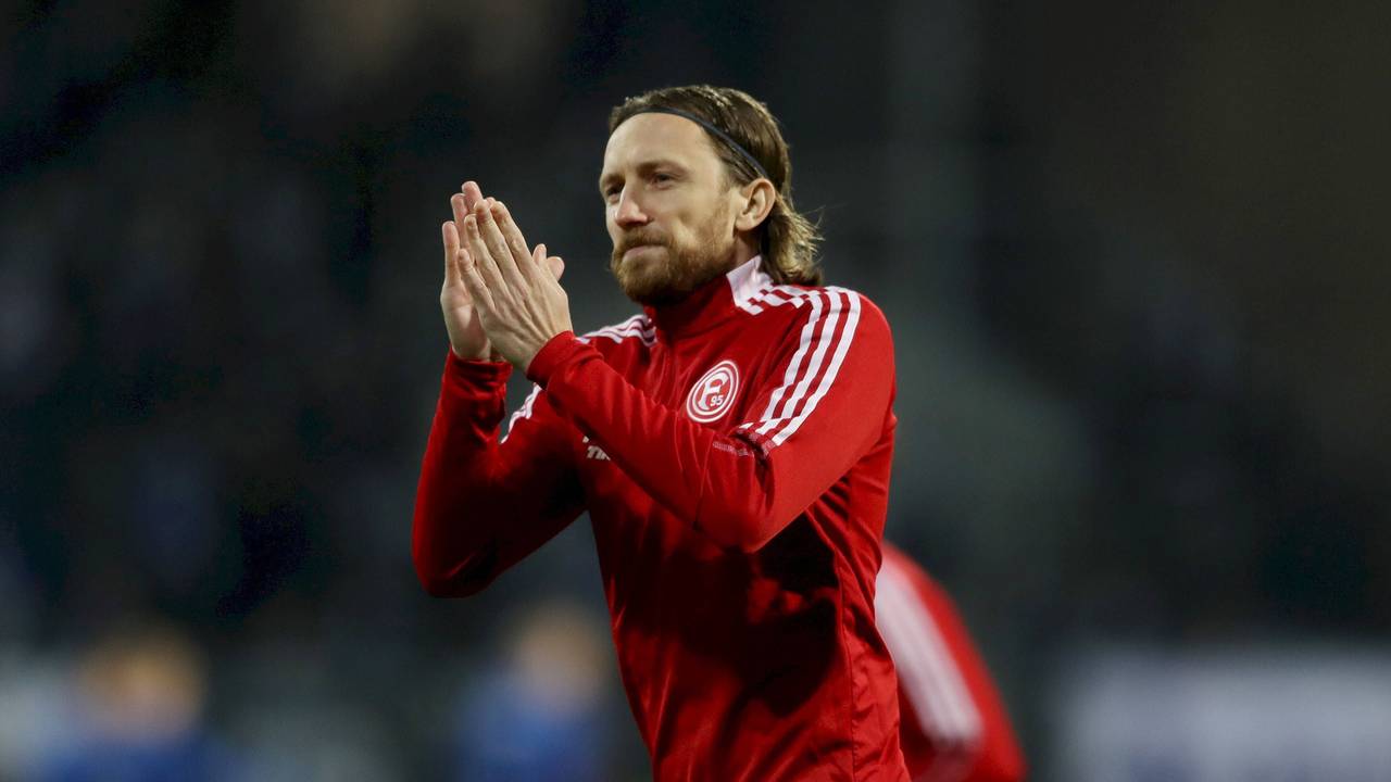 Adam Bodzek applaudiert.