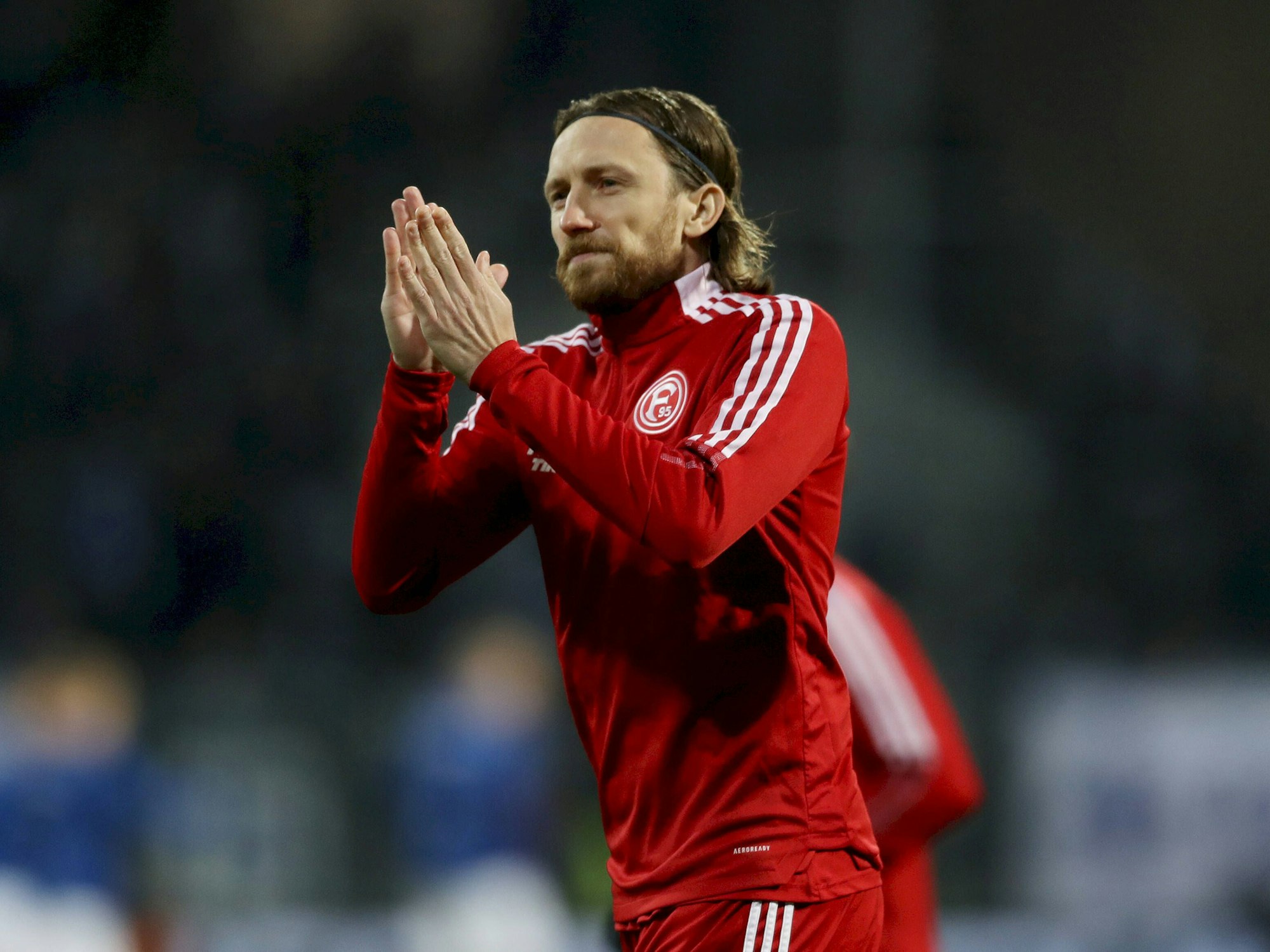 Adam Bodzek applaudiert.