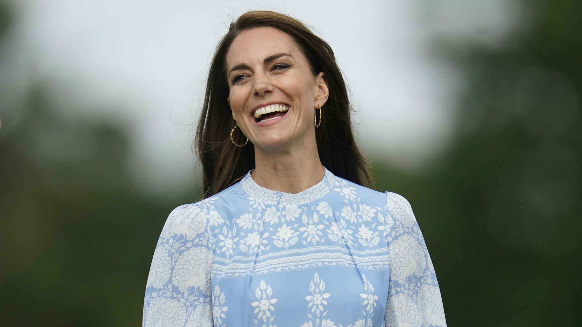 Prinzessin Kate lacht in die Kamera.