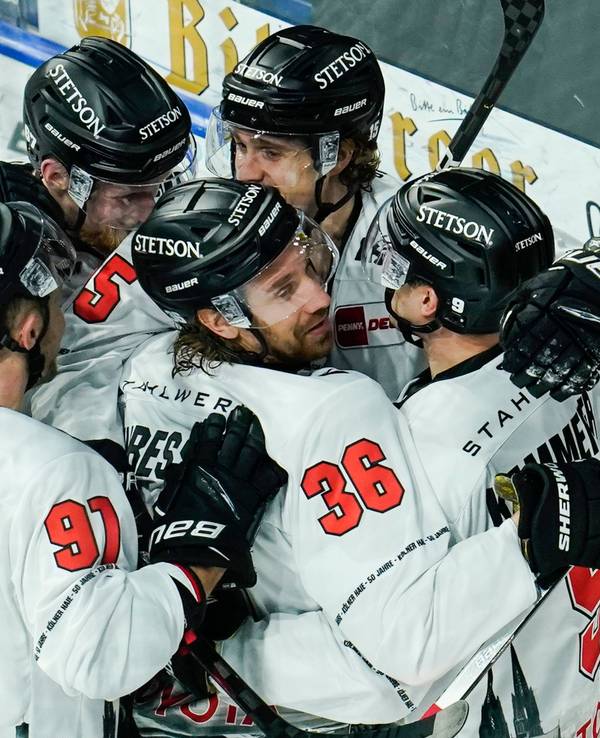 Die Profis der Kölner Haie bejubeln einen Treffer in der vergangenen Saison.