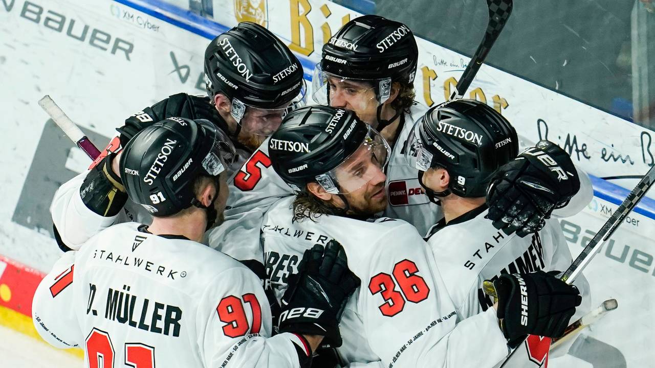 Die Profis der Kölner Haie bejubeln einen Treffer in der vergangenen Saison.