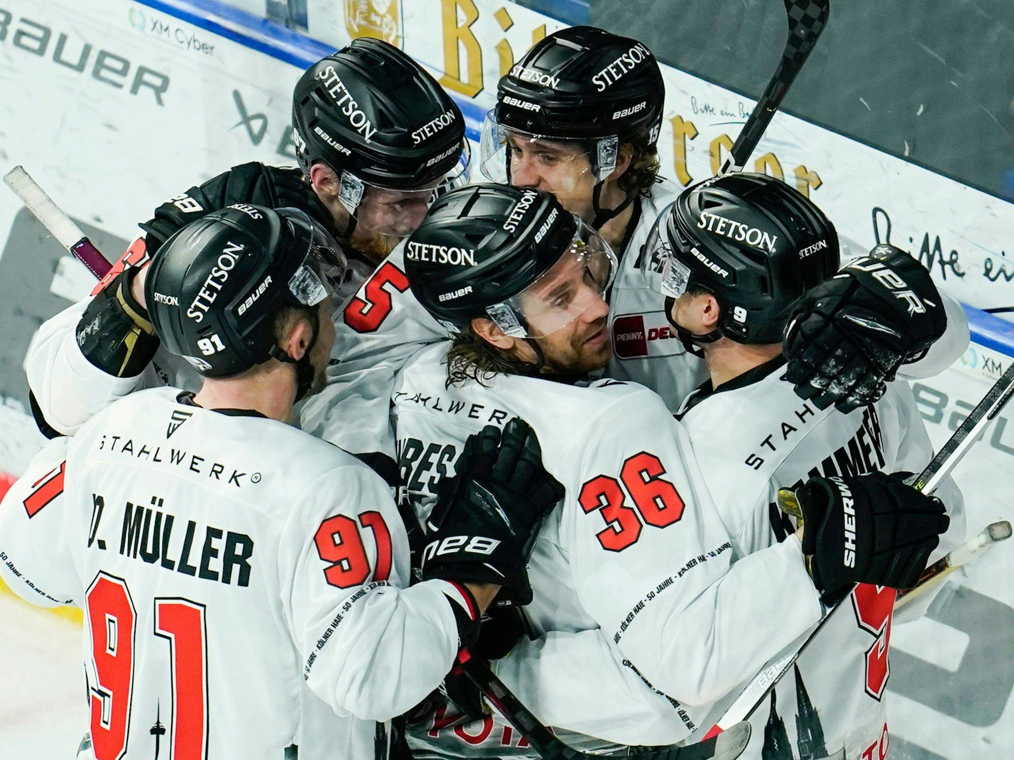 Kölns Torschütze Andreas Thuresson (M) jubelt mit Mannschaftskollegen über das Tor zum 0:2.