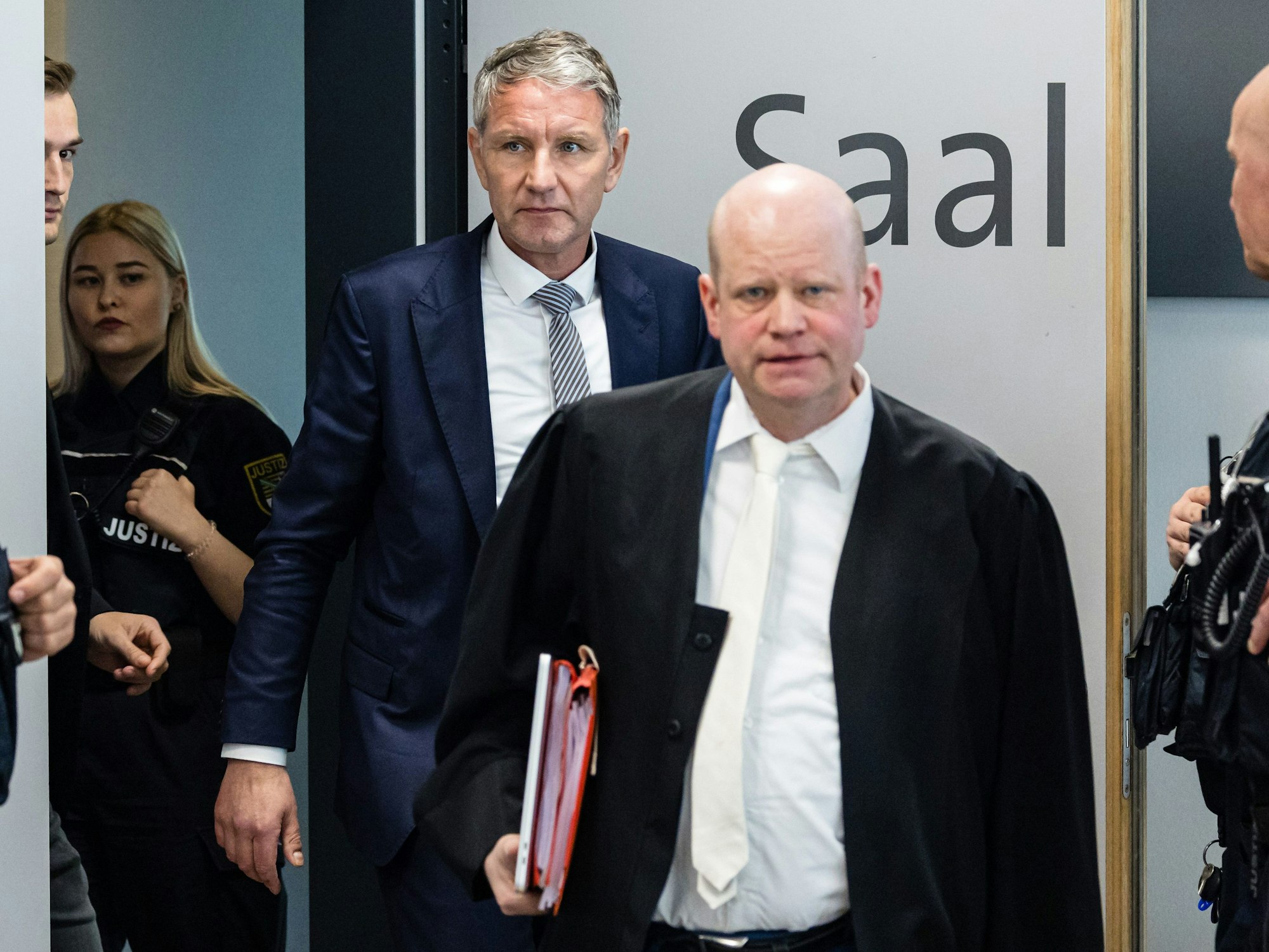 Björn Höcke betritt gemeinsam mit Anwalt Ulrich Vosgerau den Gerichtssaal.