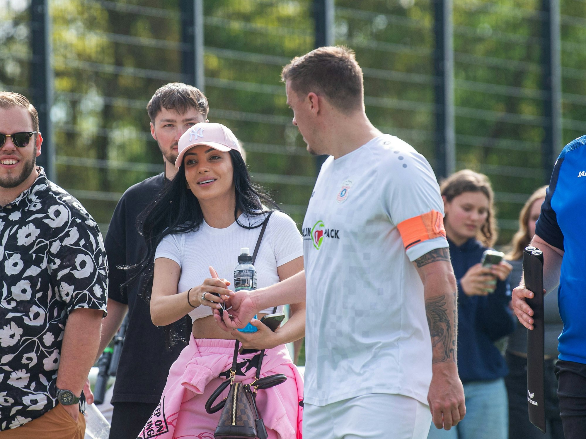 Max Kruse (r.) wurde am Sonntag (28. April 2024) bei seiner Kreisliga-Premiere von seiner Frau Dilara unterstützt.
