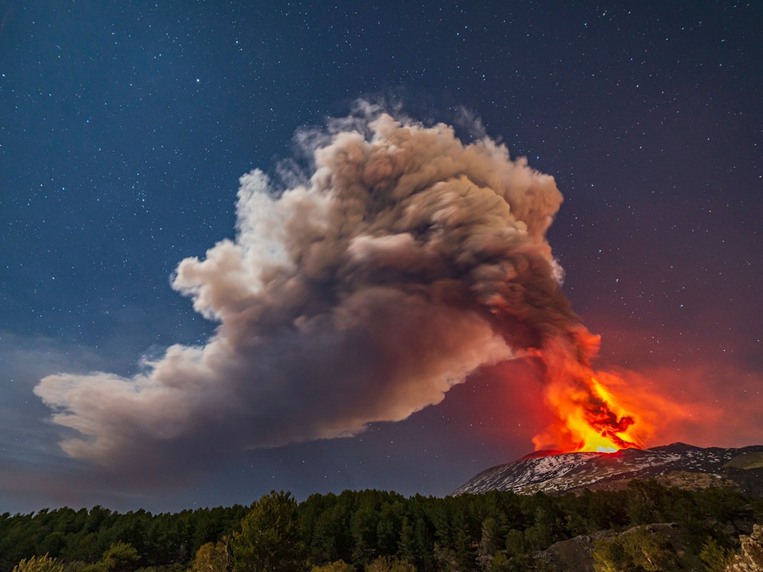 Der Ätna auf Sizilien ist einer der aktivsten Vulkane weltweit. Am 10. Februar 2022 entstand in Nicolosi dieses beeindruckende Bild. Rauch steigt aus einem Krater des Ätna, dem größtem aktiven Vulkan in Europa, auf.