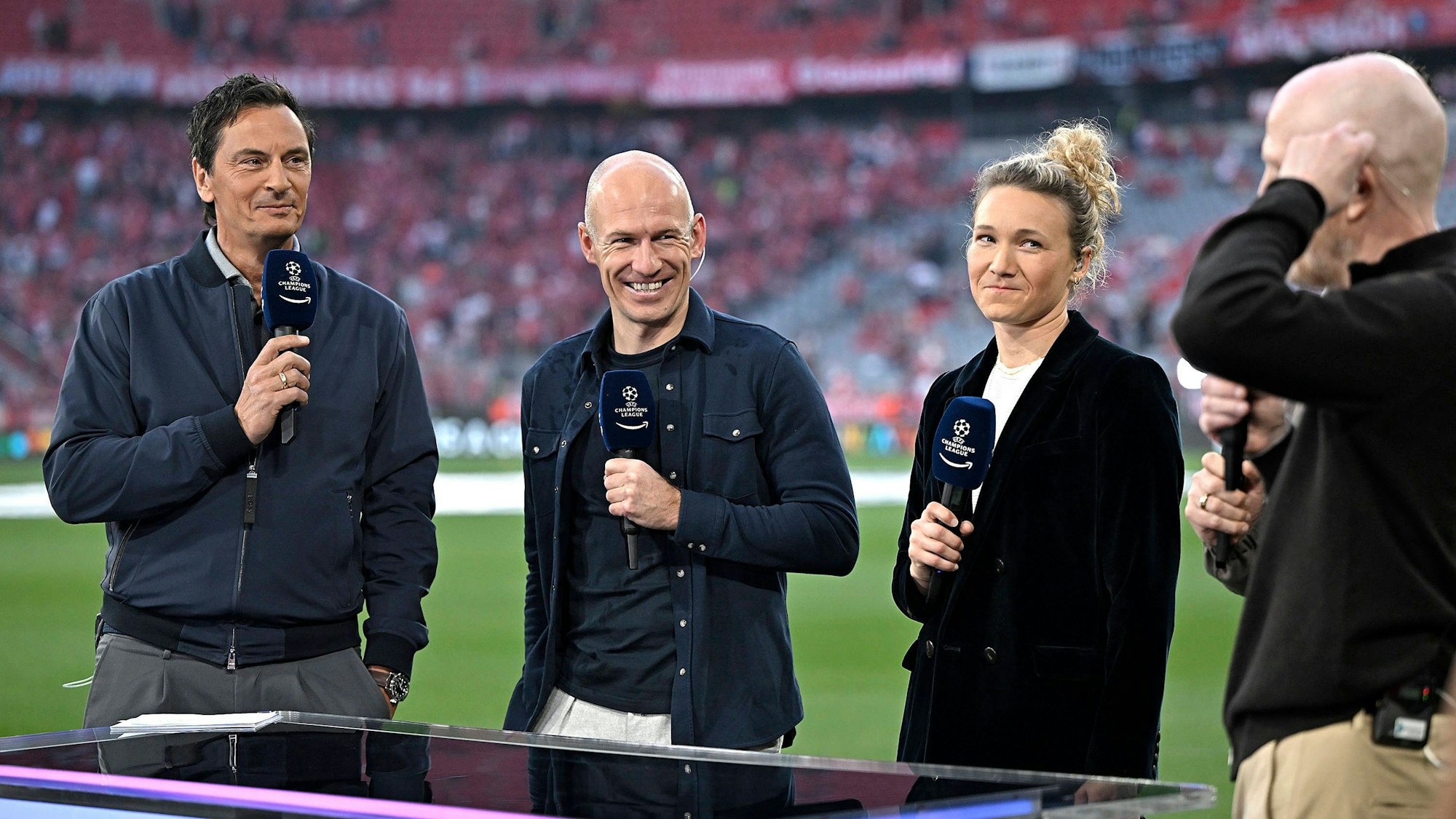 Arjen Robben (2.v.l.) steht als Experte zum Spiel zwischen Bayern München und Real Madrid am Tisch von Amazon Prime Video.