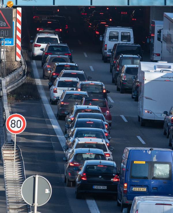 Fahrzeuge stauen sich bei Hagen auf der A1.