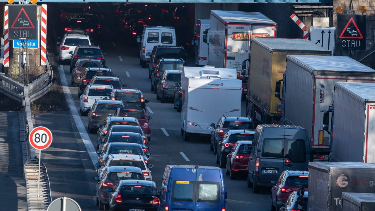 Fahrzeuge stauen sich bei Hagen auf der A1.