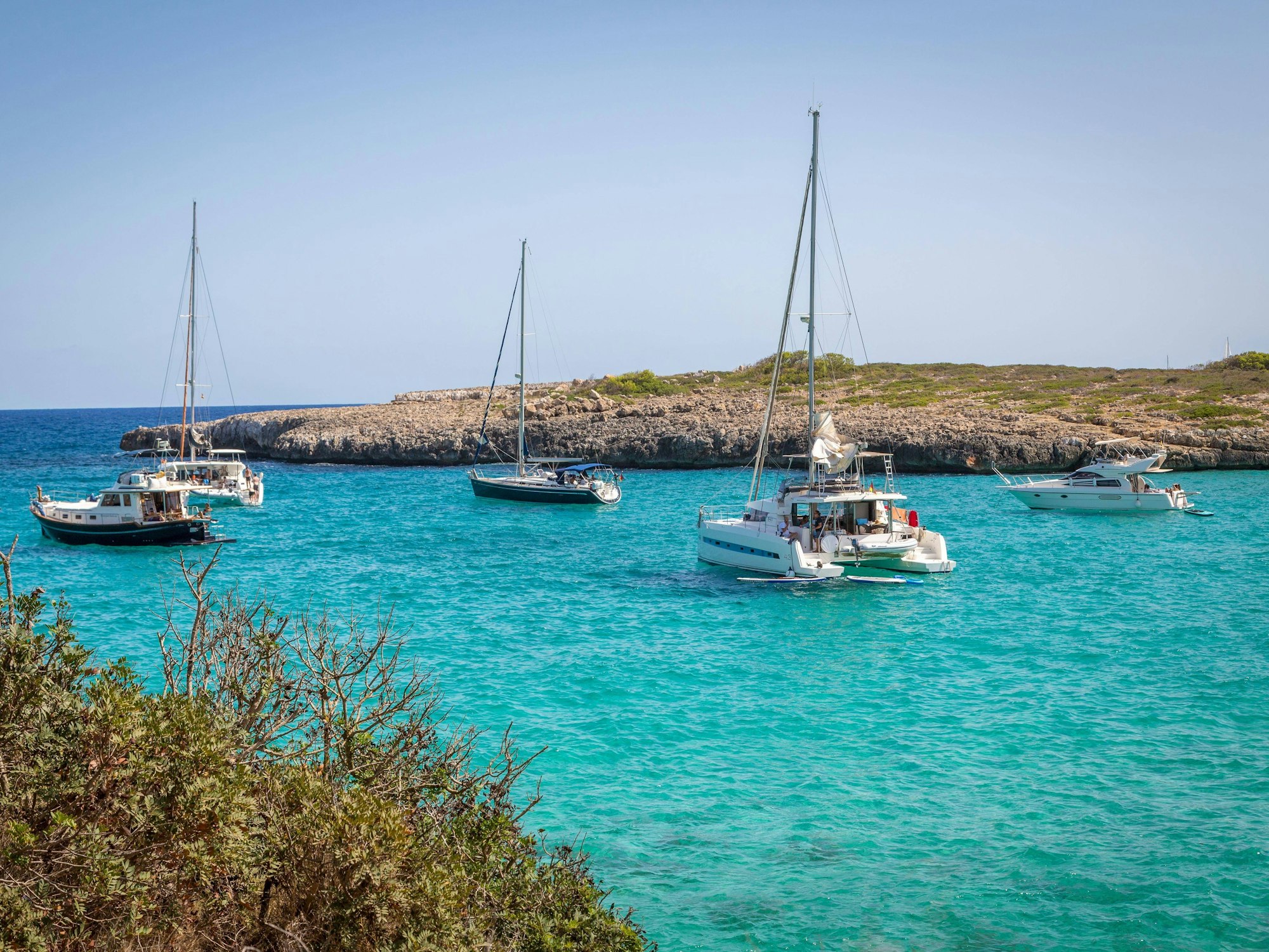 Segelboote und Katamaran in Bucht Cala Varques, Cala Varques, Mallorca, Spanien