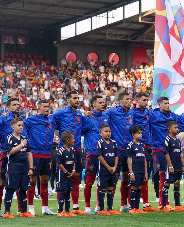 Die spanische Nationalmannschaft steht bei der Nationalhymne vor einem Spiel in der Nations League.