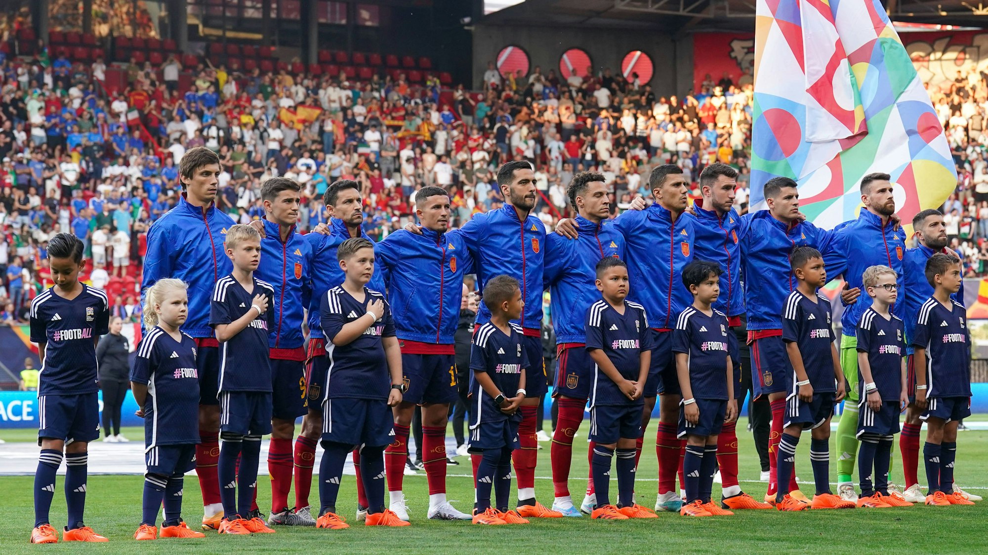 Die spanische Nationalmannschaft steht bei der Nationalhymne vor einem Spiel in der Nations League.