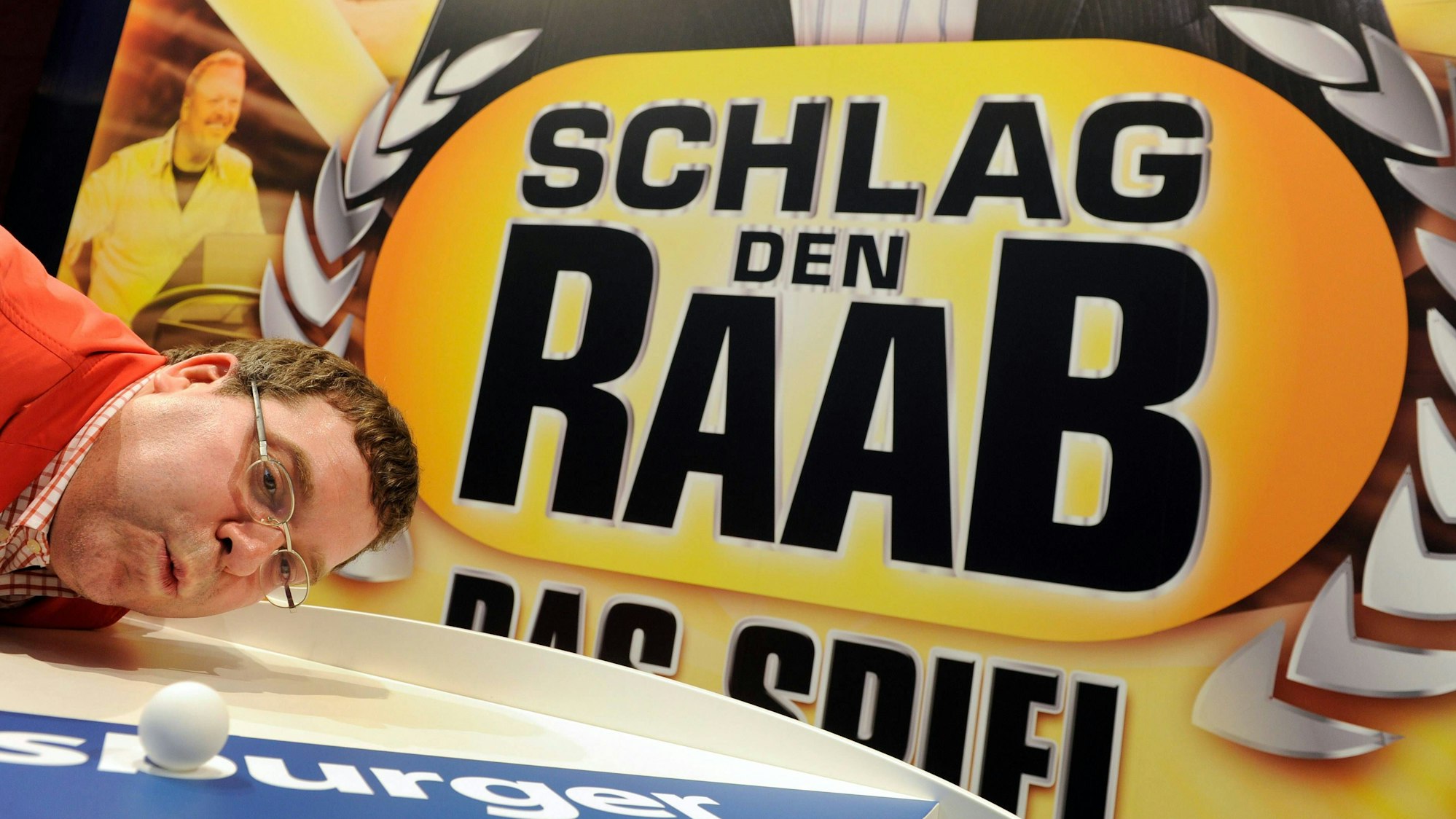 Elton 2010 auf einer Spielwarenmesse zu einem „Schlag den Raab“-Spiel: Der Entertainer wird nicht mehr Schlag den Star moderieren, stattdessen feiert Matthias Opdenhövel sein Comeback. Allerdings später als gedacht.